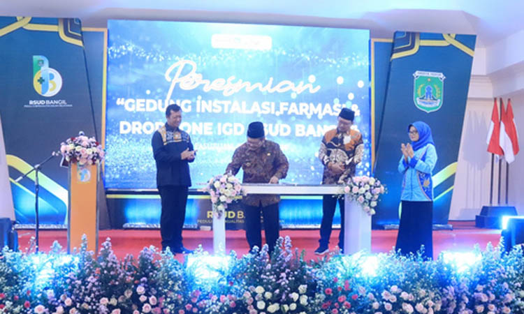 FASILITAS BARU: Pj Bupati Pasuruan Dr. Andriyanto, SH, M.Kes menandatangi Prasasti Gedung Instalasi Farmasi dan Dropzone IGD RSUD Bangil.