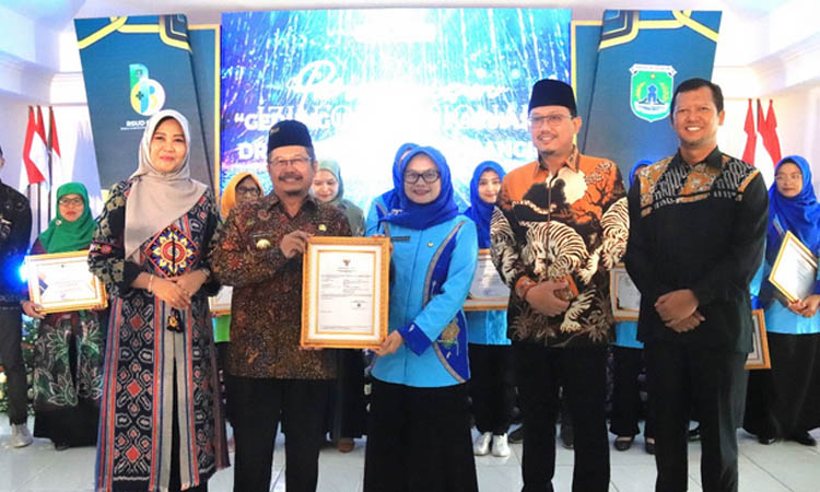 Direktur RSUD Bangil dr. Arma Roosalina, M.Kes menerima ucapan selamat atas terbitnya izin operasional Rumah Sakit dari Pj Bupati Pasuruan Dr. Andriyanto, SH, M.
