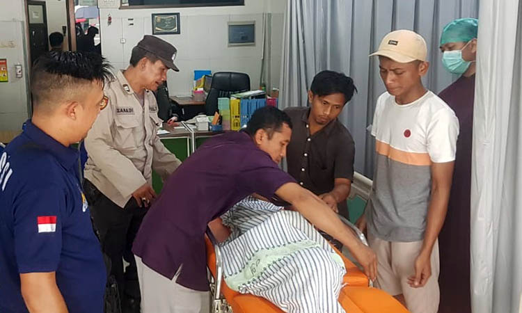 TENGGELAM: Jenazah korban Muhammad Rafif Al Farizi di RSI Masyitoh. Dia meninggal setelah tenggelam di Sungai Kedunglarangan, Kamis (7/3).