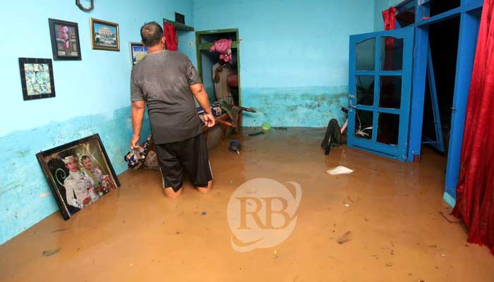 Salah satu rumah warga yang terendam banjir. (Zainal Arifin/ Radar Bromo)