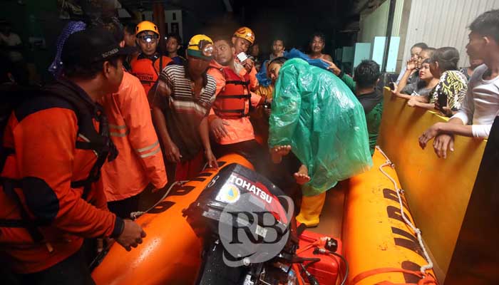 Salah satu warga dievakuasi menggunakan perahu karet oleh relawan BPBD. (Zainal Arifin/ Radar Bromo)