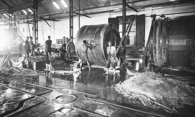 SEKITAR TAHUN 1935: Bangunan pabrik kulit Jacatra di Gadingrejo saat masih jaya. Nampak aktivitas produksi pabrik yang potretnya pernah terekam dalam koran terbitan Belanda.