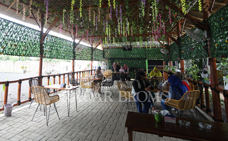 ASRI: Sejumlah pengunjung bersantai di Hidden Gem Caf&eacute; di Jalan Mastrip, Kelurahan/Kecamatan Kedopok, Kota Probolinggo.
