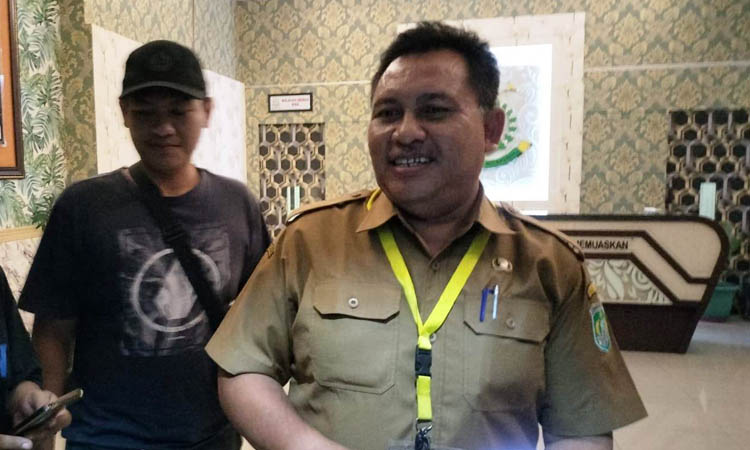 AJUKAN PENSIUN: Kepala BPKPD Kabupaten Pasuruan Ahmad Khasani (kanan) ditemui awak media, usai pemeriksaan di Kantor Kejaksaan, awal Januari lalu. Dia mengajukan pensiun dini.