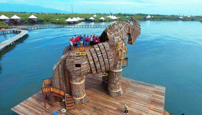Sejumlah wisatawan berkunjung di patung kuda BJBR Kota Probolinggo.