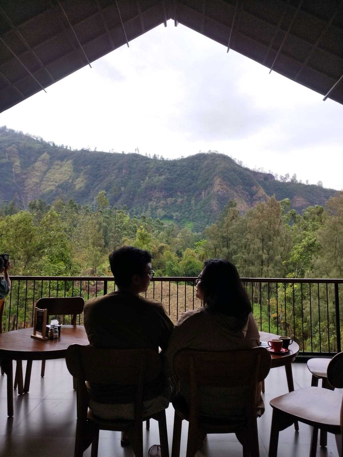 Pengunjung menikmati keindahan ala di kafe Bromo Escapes. (Farrel Ezra for Radar Bromo)