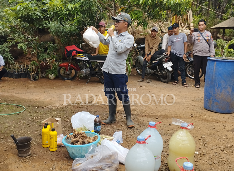 PUPUK ALAMI: Pemerintah Desa Wringinanom berusaha mengurangi ketergantungan petani terhadap pupuk kimia dengan menggelar pelatihan pembuatan pupuk organik.