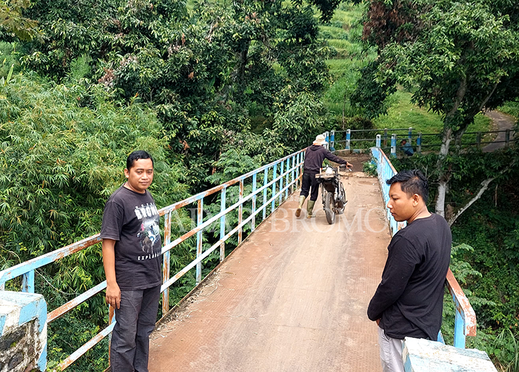 BUTUH ANGGARAN BESAR: Sejumlah warga Desa Wringinanom sudah lama berharap jembatan yang menjadi akses utama warga ini dilebarkan. Pemerintah desa belum bisa merealisasikannya karena butuh anggaran bes