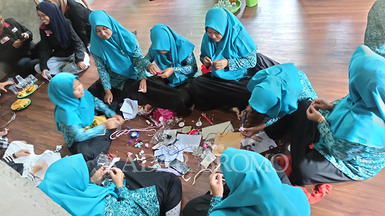 TAMBAH SKILL: Sejumlah Kader PKK Desa Wringinanom, mendapatkan pelatihan pembuatan bros pada awal tahun 2024.