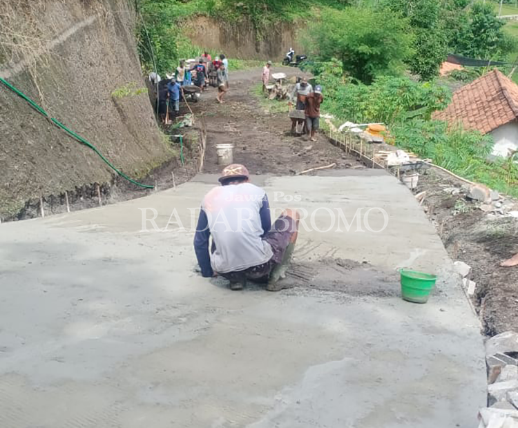 LEBIH BAIK: Salah satu jalan di Dusun Leduk, Desa Wringinanom, semakin nyaman dilintasi setelah dirabat beton pada 2023.