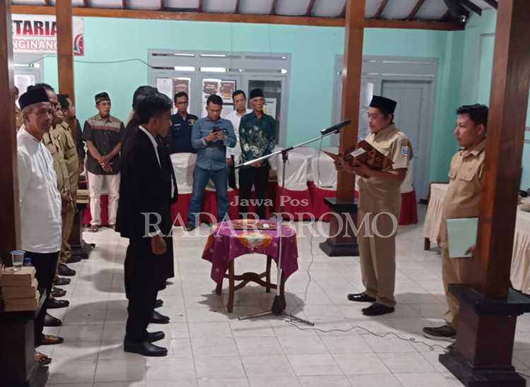 PERANGKAT BARU: Kepala Desa Wringinanom Marwono melantik empat perangkat desa baru. Keberadaan mereka diharapkan semakin memaksimalkan pelayanan terhadap masyarakat.