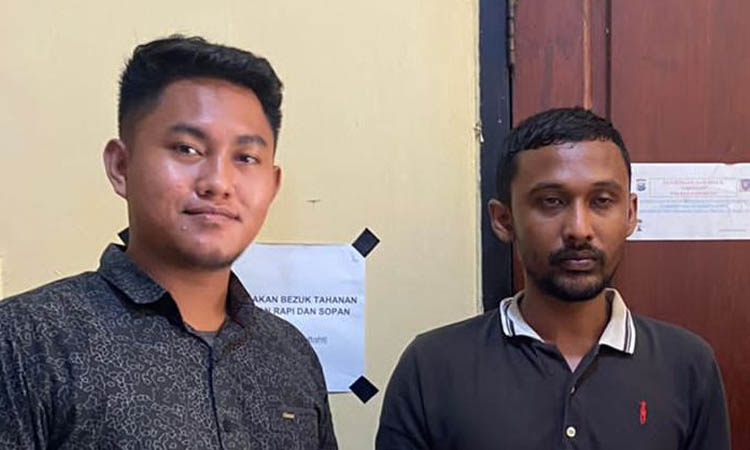 DIRINGKUS: Tersangka Muhammad Nizar (kanan) saat hendak dijebloskan ke tahanan Mapolres Pasuruan.&nbsp;