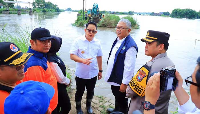Pj Gubernur Adhy saat meninjau lokasi bencana banjir.