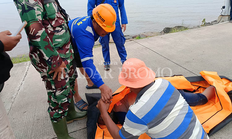 EVAKUASI: Proses evakuasi Muhammad Allivan, 27, warga Kelurahan Ketapang, Kecamatan Kademangan, Kota Probolinggo, yang ditemukan terdampa