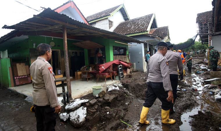 AMBROL: Tampak rumah milik Sarima, di RT 06/RT 02 Dusun Siwalan, Desa Kedungdalem, Kecamatan Dringu setelah terdampak banjir, Sabtu (9/3) lalu.