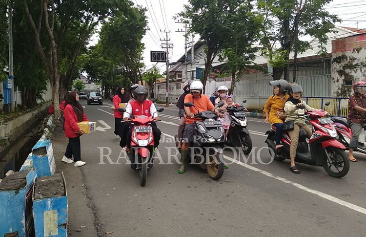 GALANG DANA: Pelajar SMKN 1 Probolinggo dan PAC IPNU IPPNU Kademangan menggalang dana untuk korban banjir Dringu, Kabupaten Probolinggo.