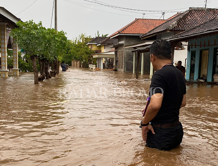 BANJIR: Banjir yang masuk permukiman di Dusun Prapatan, Desa Tambakrejo, Kecamatan Tongas, Kabupaten Probolinggo, Sabtu (9/3).