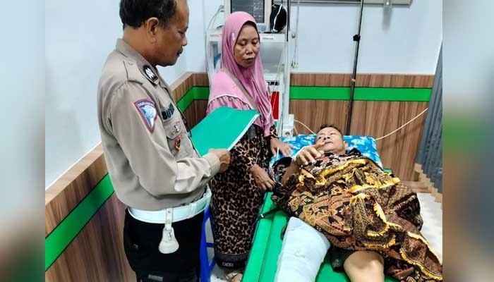 PATAH TULANG: Korban Sholeh Sariono saat dirawat usai terjatuh usai kejeglong jalan berlubang raya Legok, Gempol.