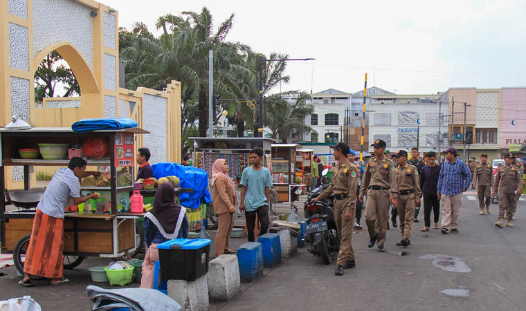 PANTAU ALUN-ALUN: Sejumlah anggota Satpol PP Kota Pasuruan memantau ketertiban di Alun-alun Kota Pasuruan, Selasa (12/3).