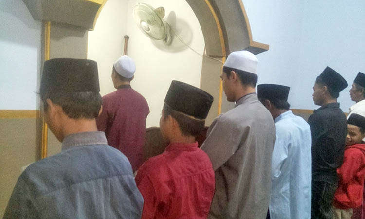 TARAWIH: Sejumlah jemaah Aboge di Desa/Kecamatan Leces, melaksanakan salat tarawih, Rabu (13/3) malam.
