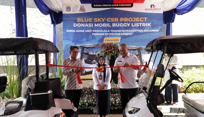 Kepala Dinas Pertamanan dan Hutan Kota DKI Jakarta, Bayu Meghantara menggunting pita penyerahan kendaraan didampingi kepala unit pengelola TMR dan Chief Financial Officer PT Paiton Energy Bayu W.