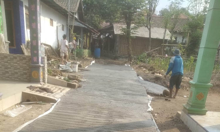 MASUK PERKAMPUNGAN: Pembangunan jalan juga direalisasikan hingga ke pemukiman agar jalan jadi lebih baik. Contohnya jalan rabat di dusun Krasak pada tahun 2023.&nbsp;