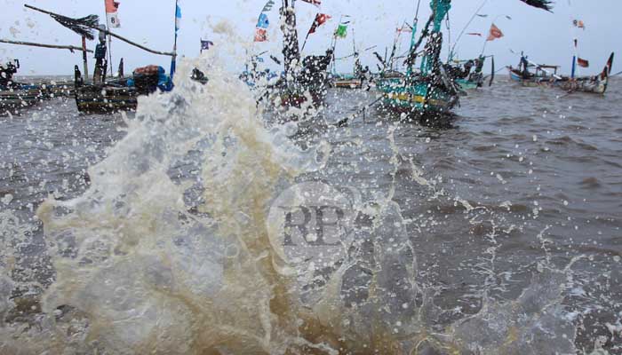 EKSTREM: Kondisi perairan pesisir Lekok yang diterpa ombak gelombang laut saat puncak pasang, Kamis (14/2/2024) siang. Selama cuaca ekstrem, nelayan beralih mencari kerang. (M Zubaidillah/ Radar Bromo