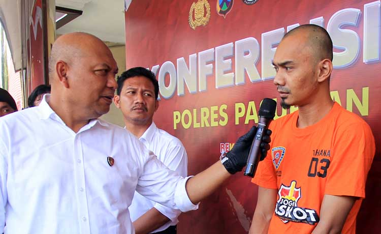 Samsudi (kanan) saat dimintai keterangan petugas kepolisian. (Mokhamad Zubaidillah/ Radar Bromo)