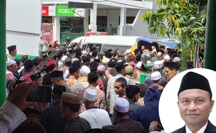 Jenazah Fauzi saat hendak dikebumikan. Inset Fauzi semasa masih hidup. (Istimewa)