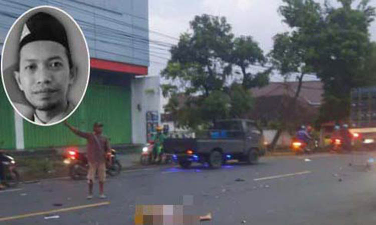 LOKASI KEJADIAN: Dua pemotor yang masih berada di lokasi kejadian usai ditabrak pikap, Sabtu (16/3) petang. Inset, Soleh semasa hidup.