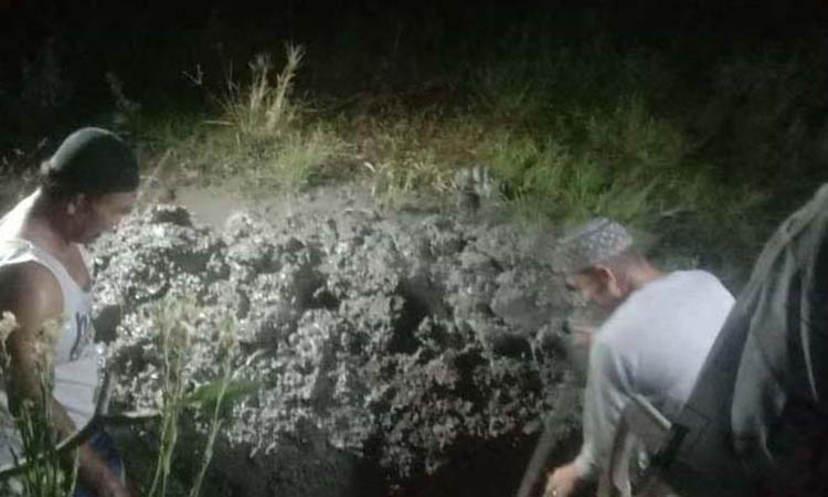 LANGSUNG DIMAKAMKAN: Warga menyiapkan pemakaman Soleh yang dilakukan Sabtu malam.