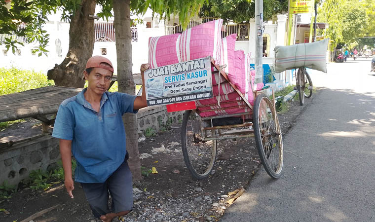 PUNYA PRINSIP: Sulhan menjual bantal dengan sepeda khususnya.