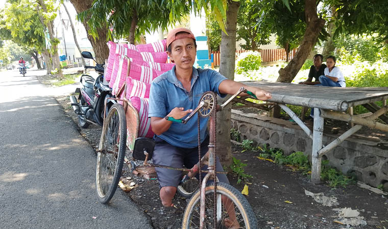 PUNYA PRINSIP: Sulhan menjual bantal dengan sepeda khususnya.