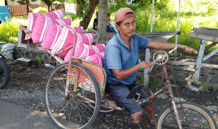 PUNYA PRINSIP: Sulhan menjual bantal dengan sepeda khususnya.