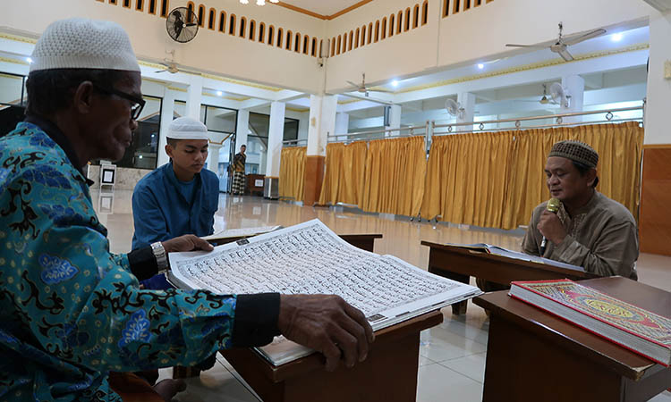 KHUSYUK: Sejumlah umat muslim sedang mengikuti tadarus malam Ramadan di Masjid Baiturrohim, Purworejo.