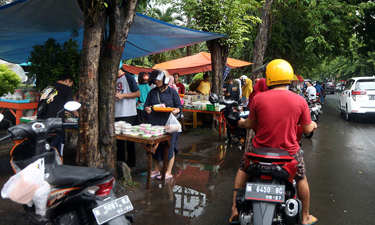 RAMAI: Sejumlah masyarakat yang sedang membeli takjil di depan listrikan, Jalan HOS Cokroaminoto Kota Probolinggo.