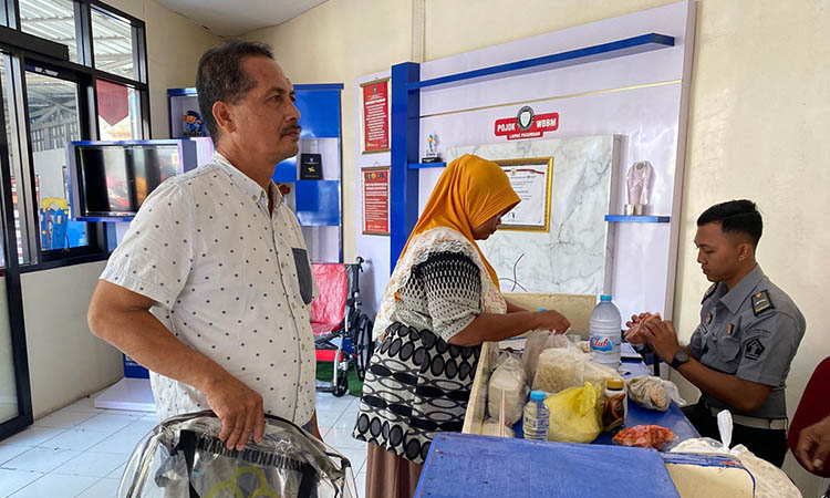 KUNJUNGI: Keluarga WB tampak membawa barang yang akan diberikan kepada keluarganya di Lapas IIB Pasuruan.