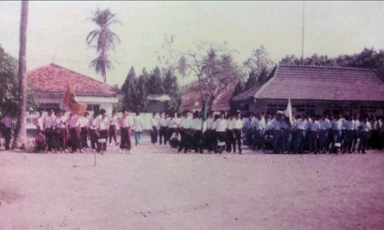 UPACARA: Upacara bendera para siswa dari berbagai lembaga pendidikan di Pesantren Nurul Jadid tempo dulu.