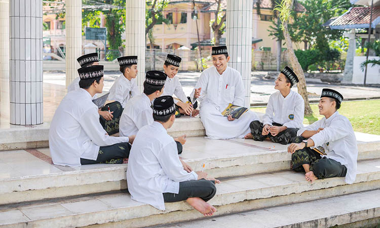 MENGAJI: Para santri Ponpes Nurul Jadi sedang mengaji.