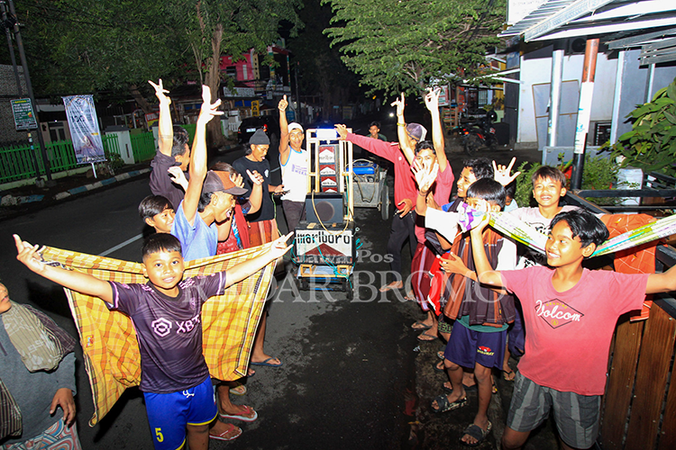 GUGAH SAHUR: sejumlah remaja dan pemuda di Kelurahan Purutrejo, Kota Pasuruan, melakukan gugah sahur menggunakan sound system. Serta, sejumlah pemuda Dusun Blawi, Desa Masangan, Kecamatan Bangil, meng