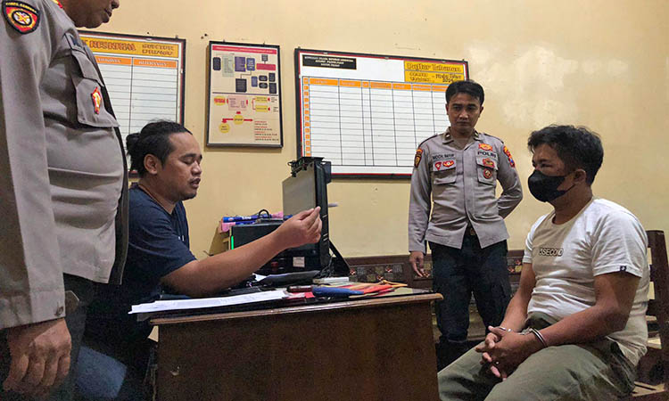 DIPERIKSA: Padi Susanto, 36, pelaku pencurian motor di Dusun Tambak Pesisir, Desa Pabean, Kecamatan Dringu, Kabupaten Probolinggo diperiksa oleh petugas Unir Reskrim Polsek Dringu, Minggu (17/3).