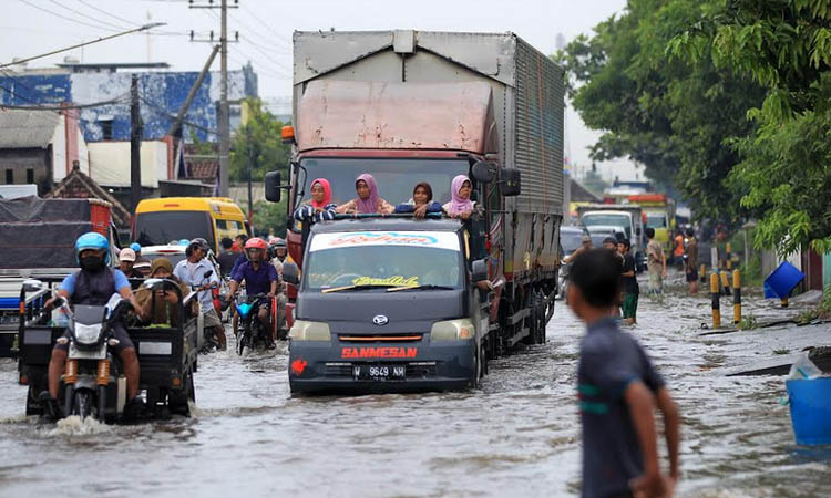 Banjir yang menggenangi jalan raya Rejoso beberapa waktu lalu.&nbsp;