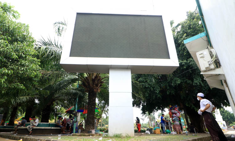 PUSAT KERAMAIAN: Videotron yang terpasang di Alun-alun Pasuruan.&nbsp;