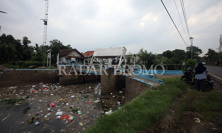 RAWAN BANJIR: Kondisi Dam Kelep atau Bendung Sumber Kareng di Kademangan ini rawan banjir. Sebab seringkali tersumbat sampah saat volume airnya naik.