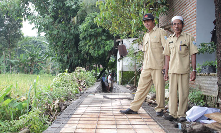 CEK: Sekretaris Desa Patemon Kulon Saudayadi (topi hitam) saat mengecek pembangunan irigasi yang dilakukan di Dusun Krajan.