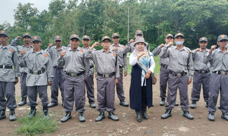 BERSAMA: Kades Gunggungan Lor Sumiati (berkerudung) bersama linmas Desa. Seragam yang dikenakan Linmas diberikan melalui anggaran PADes.
