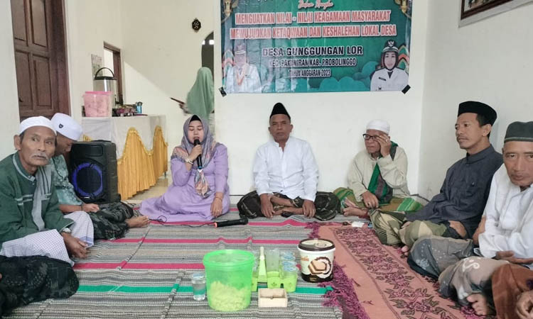 RUTIN: Kades Gunggungan Lor Sumiati (berkerudung) saat istigotsah bersama masyarakat dan tokoh agama desa setempat.