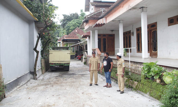 KUAT: Sekretaris Desa Patemon Kulon Saudayadi (topi hitam) saat berada di lokasi pembangunan rabat beton yang telah rampung di Dusun Krajan.