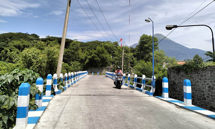 DIPERKOKOH: Jembatan Ngipik, Desa Sumbersuko, Kecamatan Gempol yang telah rampung dibangun. Jembatan tersebut, akan dibangun parapet untuk memperkuat fondasi jembatan.