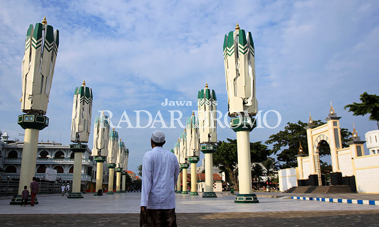 TUTUP: Payung Madinah di Alun-alun Kota Pasuruan belakangan ini sering tutup. Sebab, cuaca sering hujan dan berangin kencang. Payung Madinah pun lebih sering ditutup untuk menghindari rusak.
